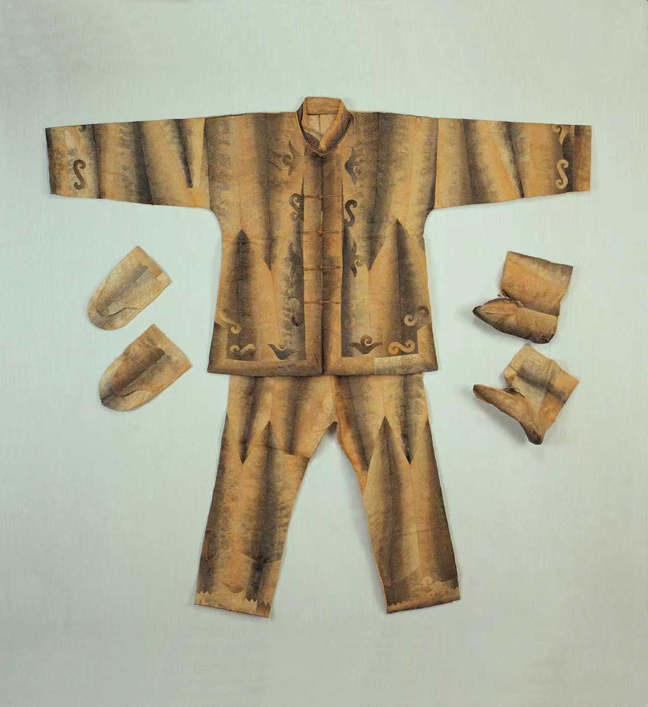 A complete set of fish-skin clothing displayed by the Minzu University of China Museum
