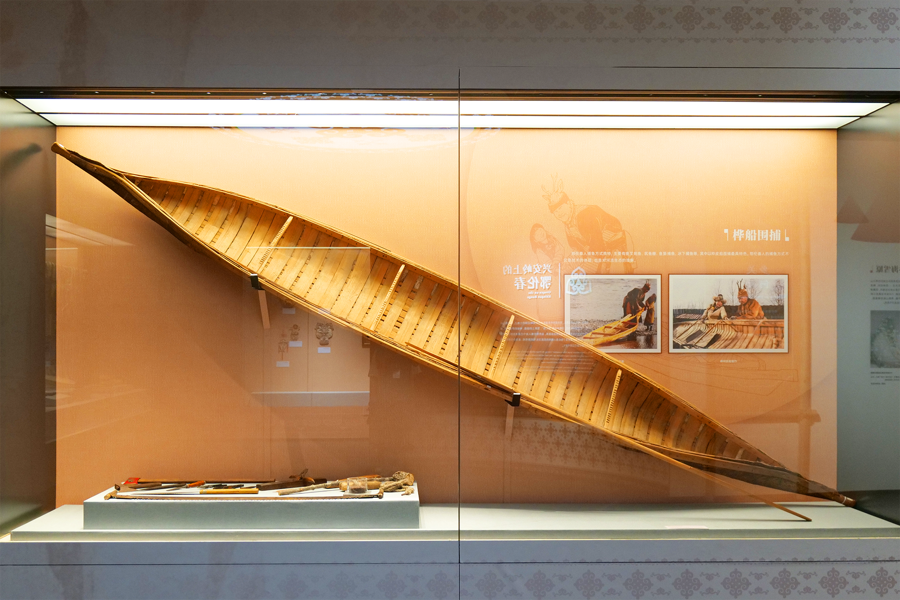 A canoe and craft tools displayed in the China Maritime Museum’s fishing-culture exhibition